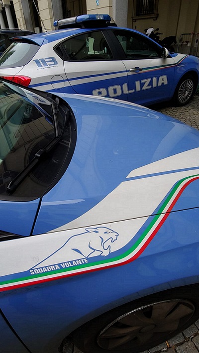 Si spaccia per poliziotto con gli agenti di una Volante