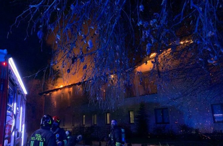 Le luci di Natale vanno in corto e incendiano il tetto della casa