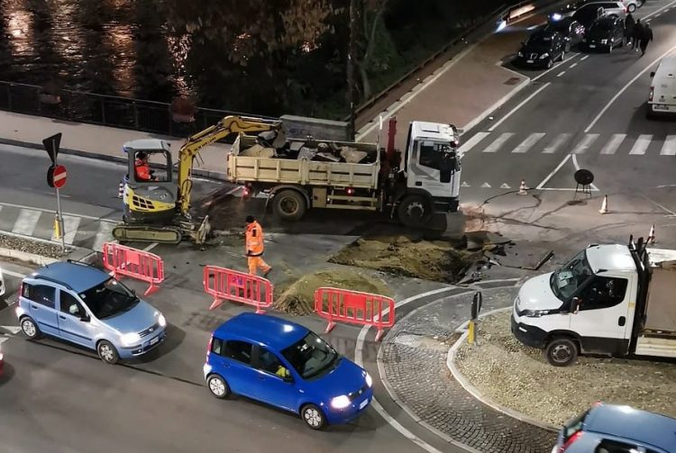 MONCALIERI – Si rompe un tubo dell’acqua: caos in borgo Navile