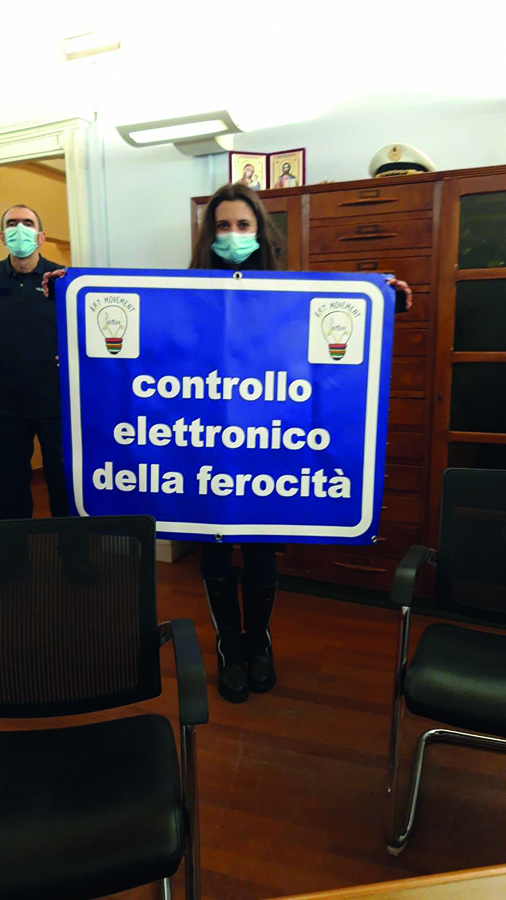 «Controllo elettronico della ferocità», ignoti installano cartello burla sulla passerella di corso Trieste