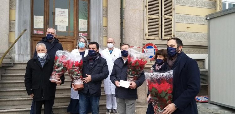 MONCALIERI – Le Stelle di Natale al personale sanitario del Santa Croce
