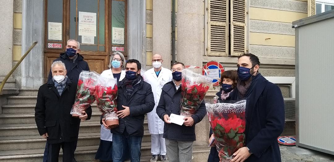 MONCALIERI – Le Stelle di Natale al personale sanitario del Santa Croce