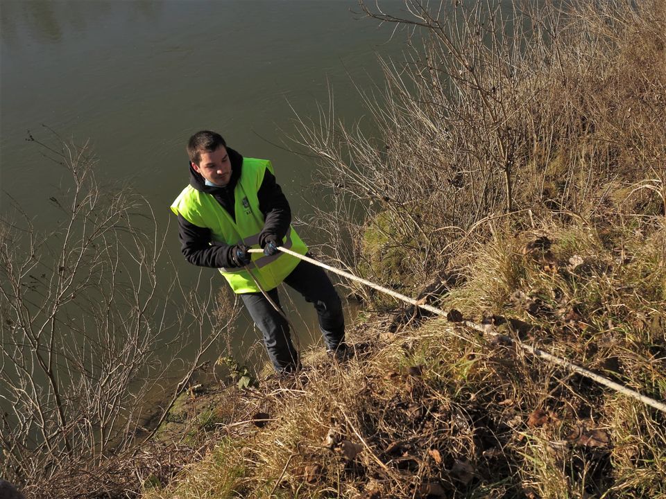 CARMAGNOLA – Vandali al Gerbasso: transenne scaraventate nel Po e cartelli spostati