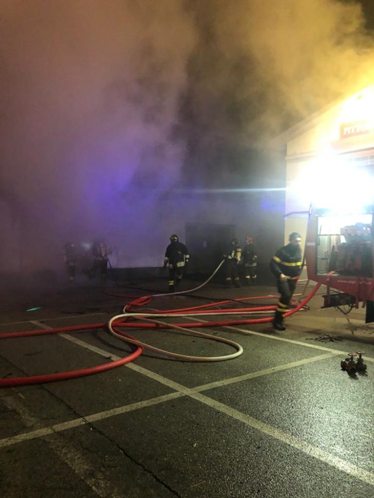 CARMAGNOLA – Paura per un incendio in un’attività di ricambio vetri