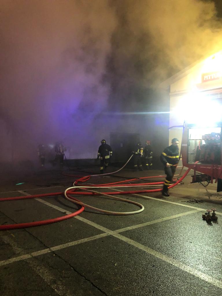 CARMAGNOLA – Paura per un incendio in un’attività di ricambio vetri