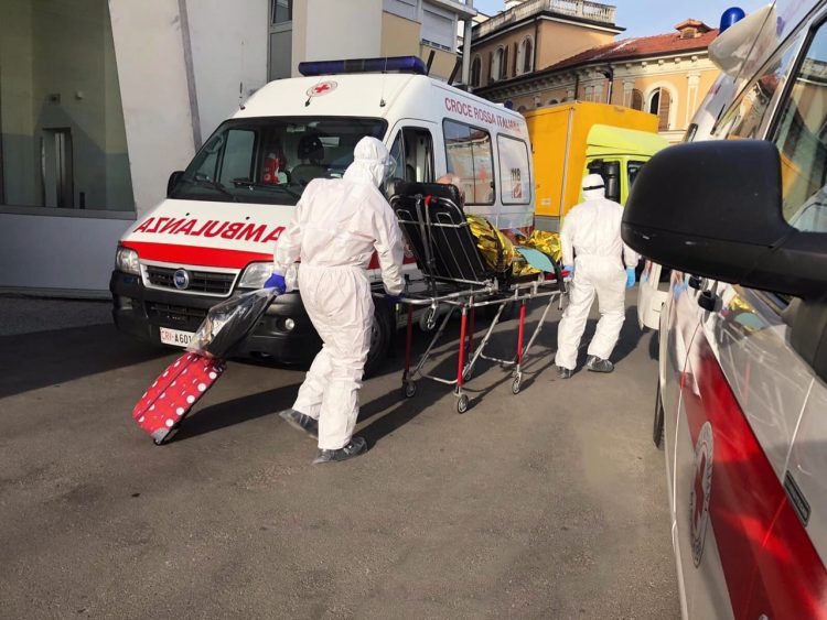 MONCALIERI – La Croce rossa accompagna gli anziani a fare il vaccino