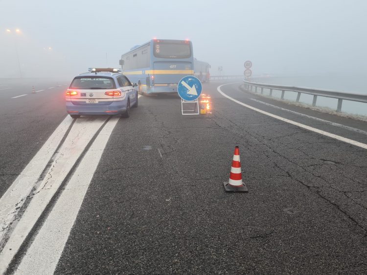 MONCALIERI – Autobus sbanda e finisce contro il segnale dello svincolo in tangenziale