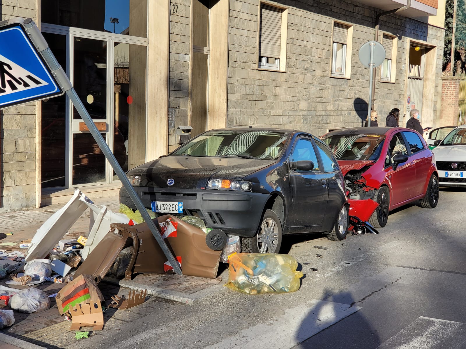 MONCALIERI – Si schianta contro una macchina in sosta e fugge a bordo dell’auto dell’amico