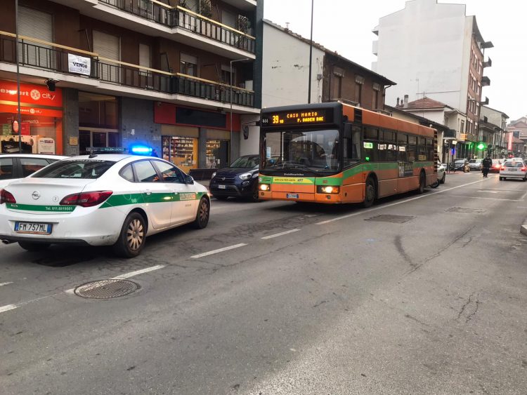 NICHELINO – Parcheggia in divieto e il pullman resta bloccato