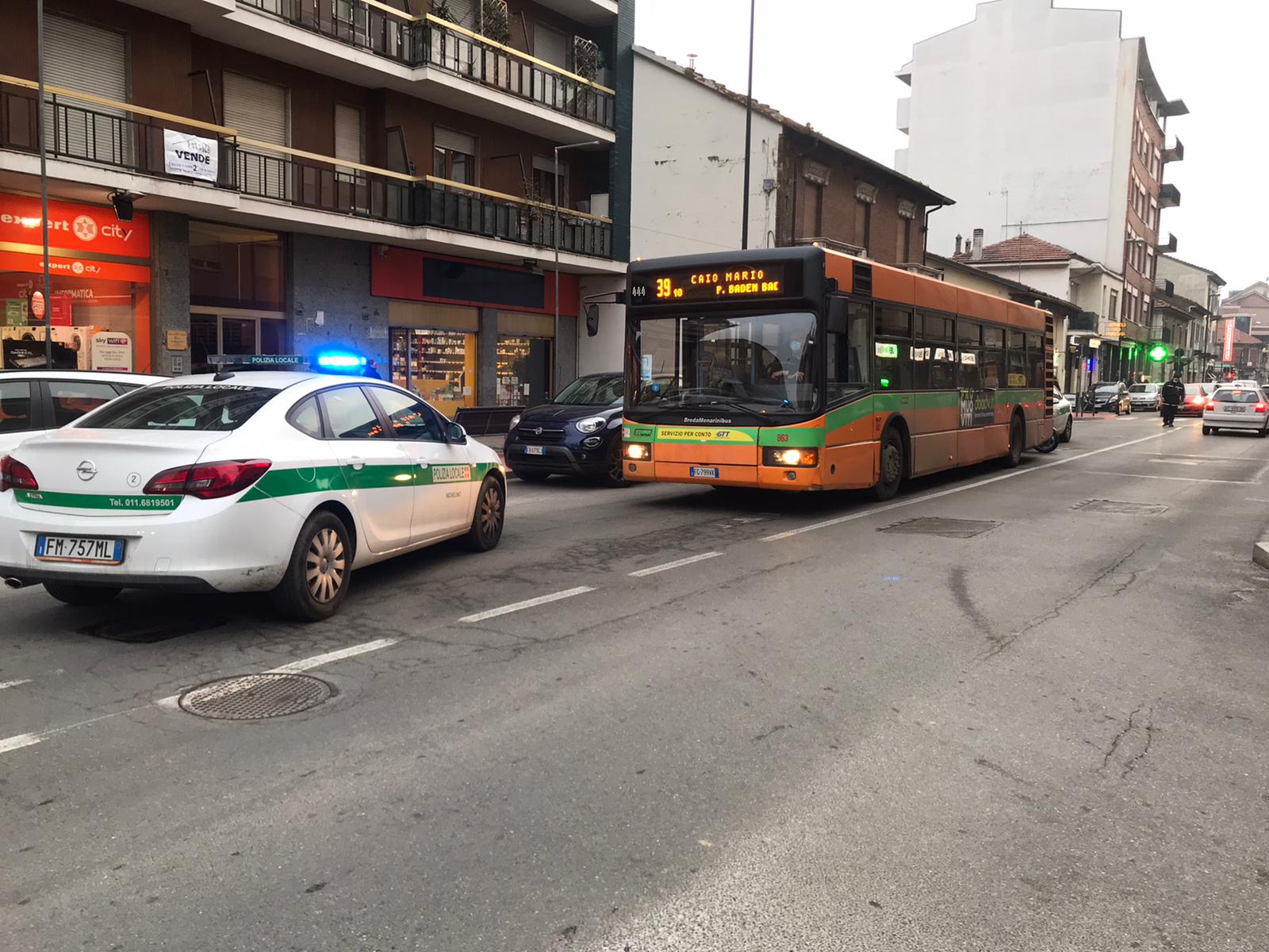 NICHELINO – Parcheggia in divieto e il pullman resta bloccato