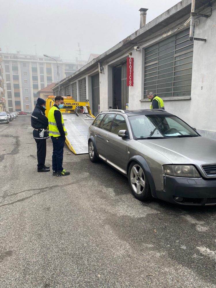 MONCALIERI – Auto senza assicurazione parcheggiate sulle strade: quattro rimozioni
