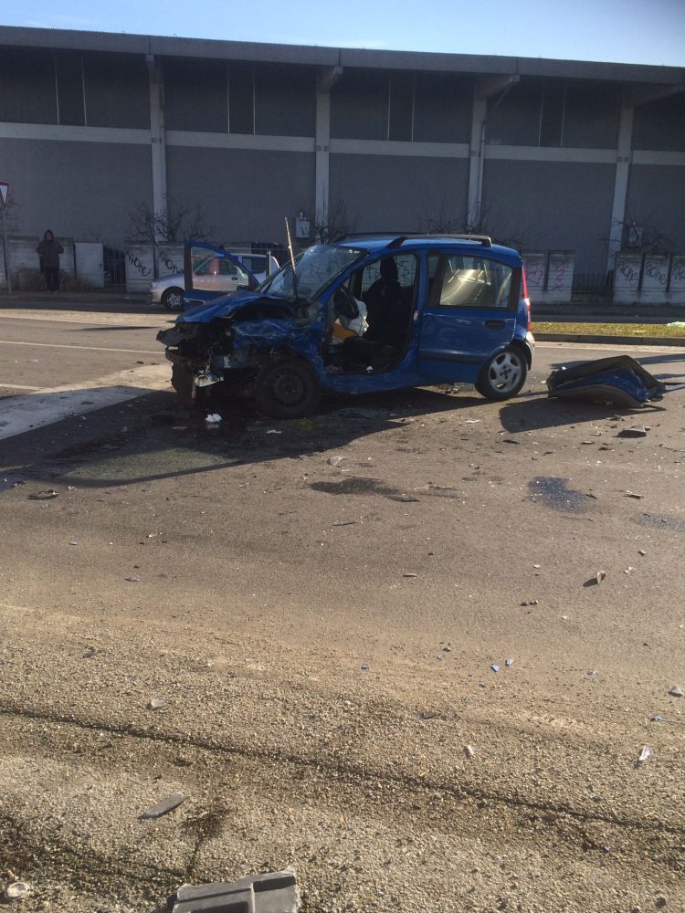 LA LOGGIA – Grave incidente in strada Nizza: una donna in prognosi riservata