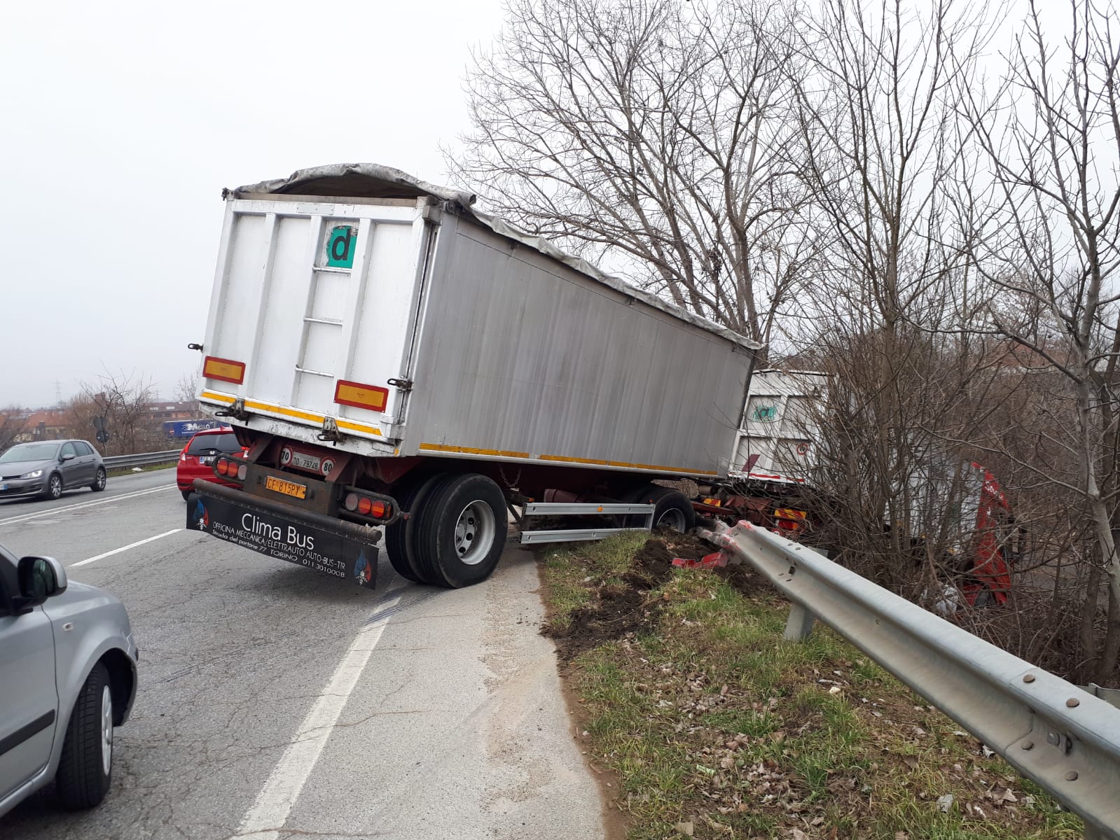 MONCALIERI – Perde il controllo del camion e finisce nella scarpata