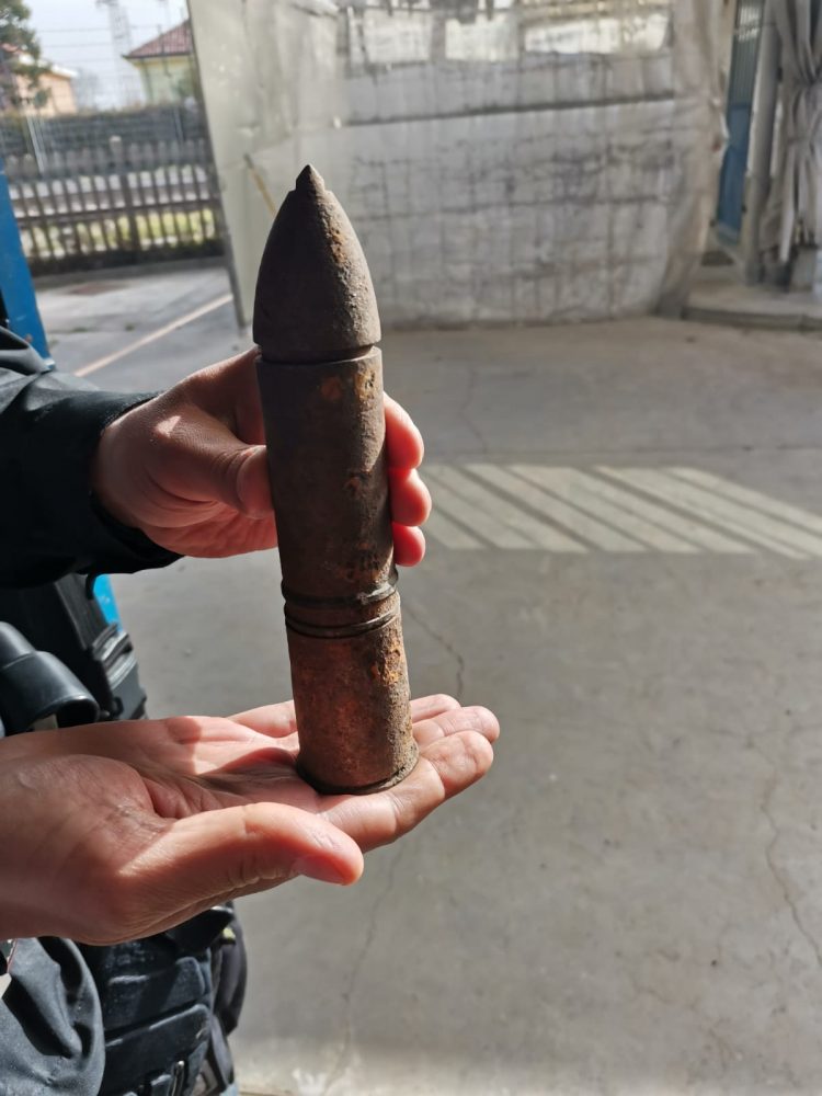 MONCALIERI – Rinvenuto proiettile di artiglieria in strada Mongina