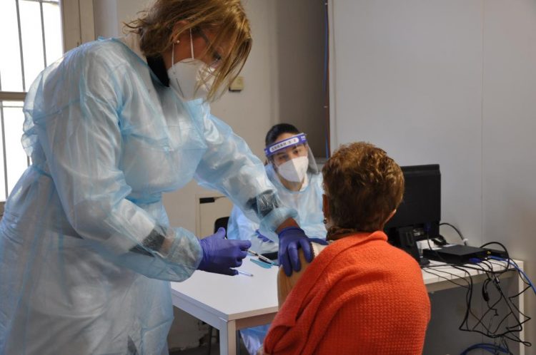 OVER 80 VACCINI – Nel primo giorno le dosi inoculate sono state 3.296.