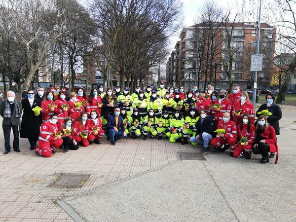 NICHELINO – Una pianta di primule per le dottoresse impegnate nelle vaccinazioni