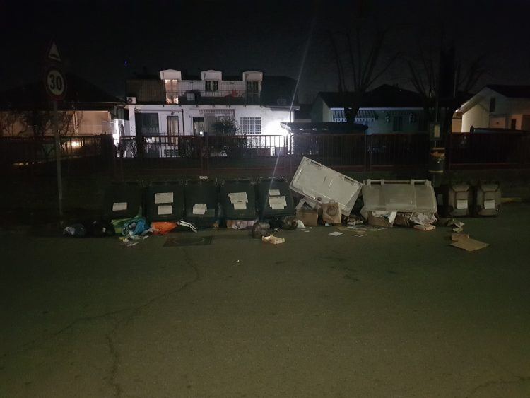 NICHELINO – Vandali di nuovo in azione contro i cassonetti dei rifiuti