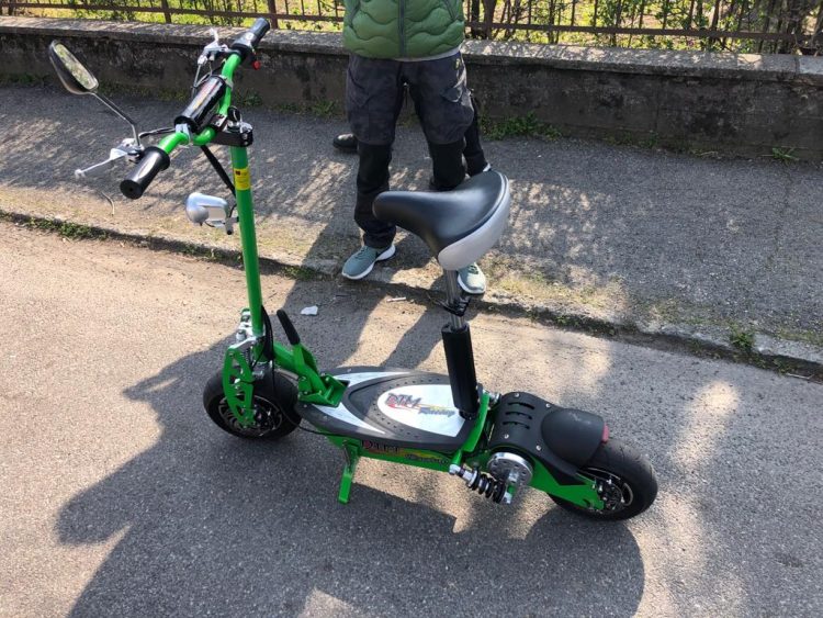 MONCALIERI – Seimila euro di multa per guidare un monopattino-scooter senza patente