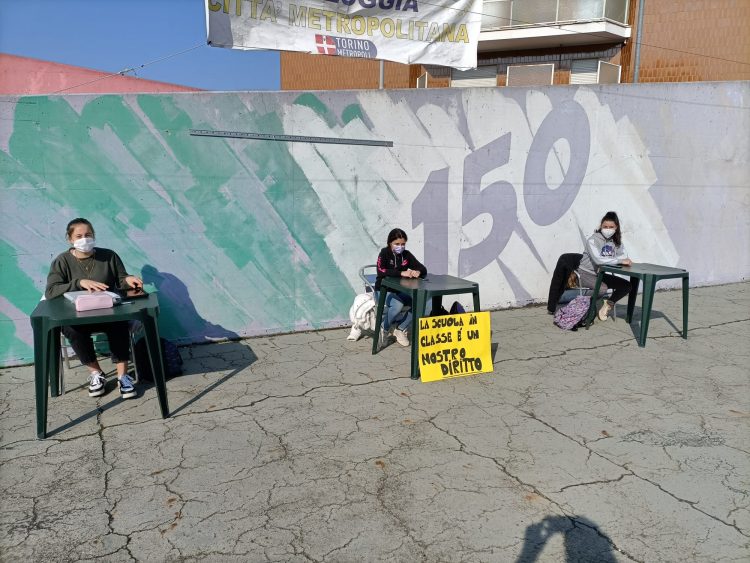 LA LOGGIA – La protesta per la dad in piazza di tre alunne delle medie