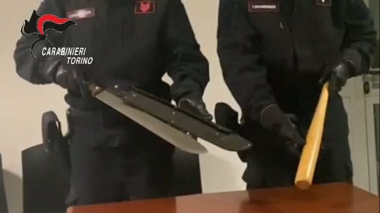 MONCALIERI – Vanno a Venaria per saldare un vecchio debito con mazze e machete