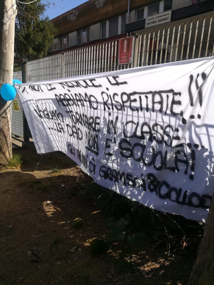 NICHELINO – Spuntano gli striscioni anti dad anche davanti la scuola Gramsci