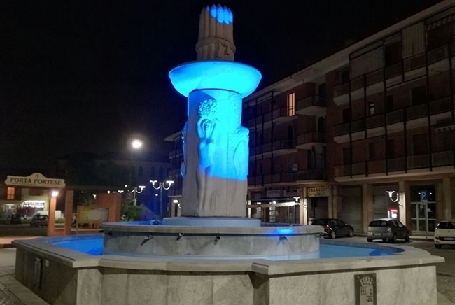 SANTENA – La fontana si colora di blu per la giornata sull’autismo