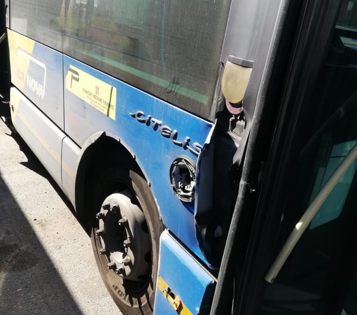 MONCALIERI – Autobus si schianta contro le ringhiere di protezione dei pedoni: paura in via Cavour