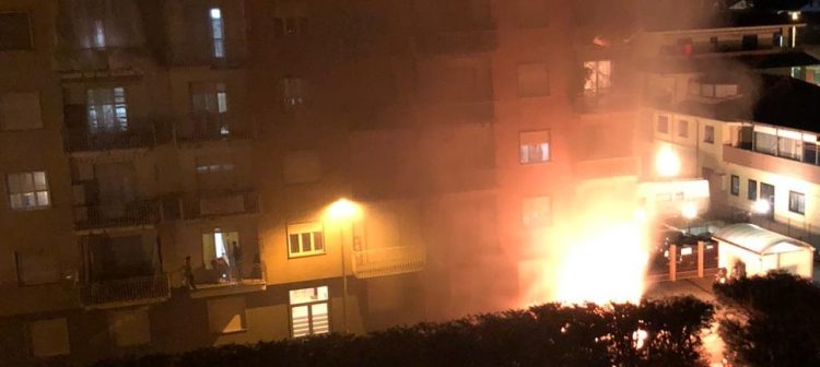 CARMAGNOLA – Brucia una macchina in via Ivrea: non si esclude il dolo