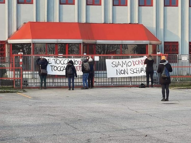 NICHELINO – Lo sciopero dei lavoratori dentro i capannoni di proprietà Jakala