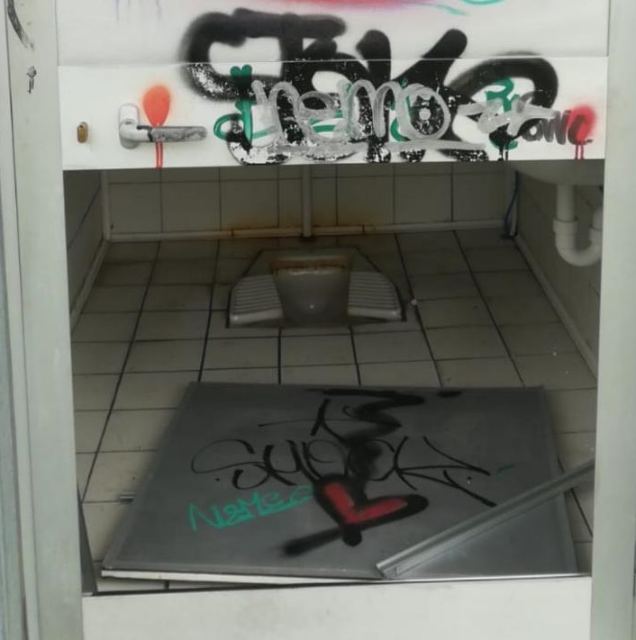 SANTENA – Vandali devastano i bagni del capolinea del 45