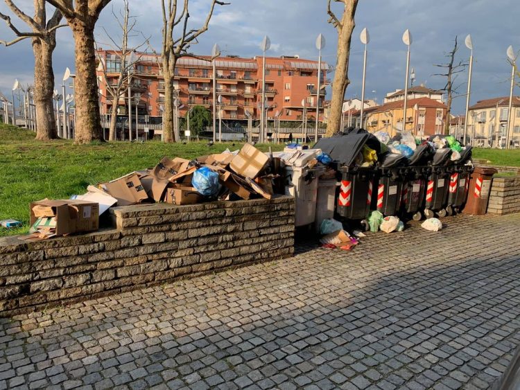 NICHELINO – Continuano le situazioni limite dei bidoni dell’immondizia