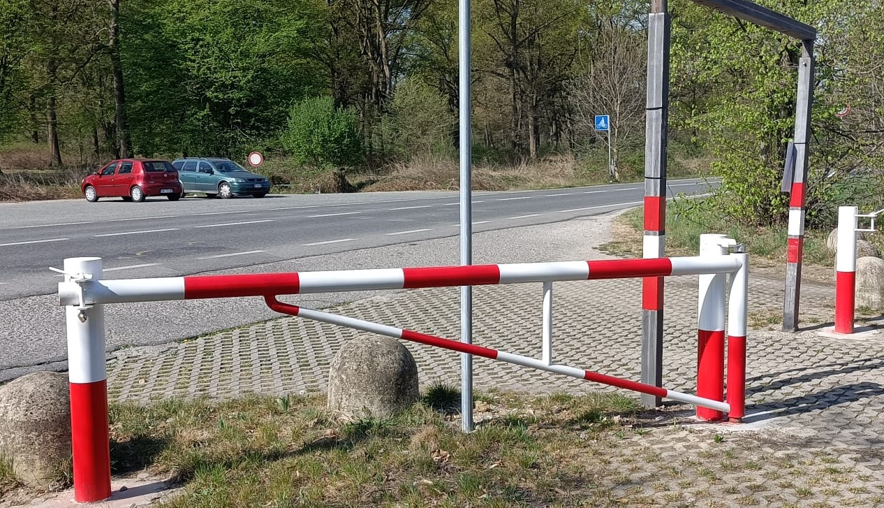 NICHELINO – Arrivano le sbarre a Stupinigi che chiuderanno di notte i parcheggi lungo la provinciale