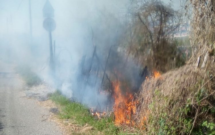 MONCALIERI – Incendio in via del Fontaneto: sterpaglie in fiamme