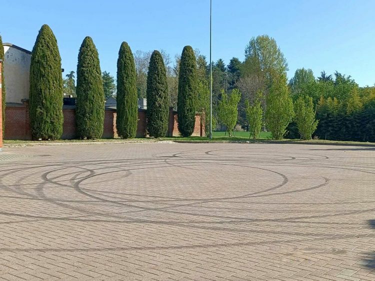 LA LOGGIA – Sgomma con la Porsche sul piazzale del cimitero e rovina tutto il porfido