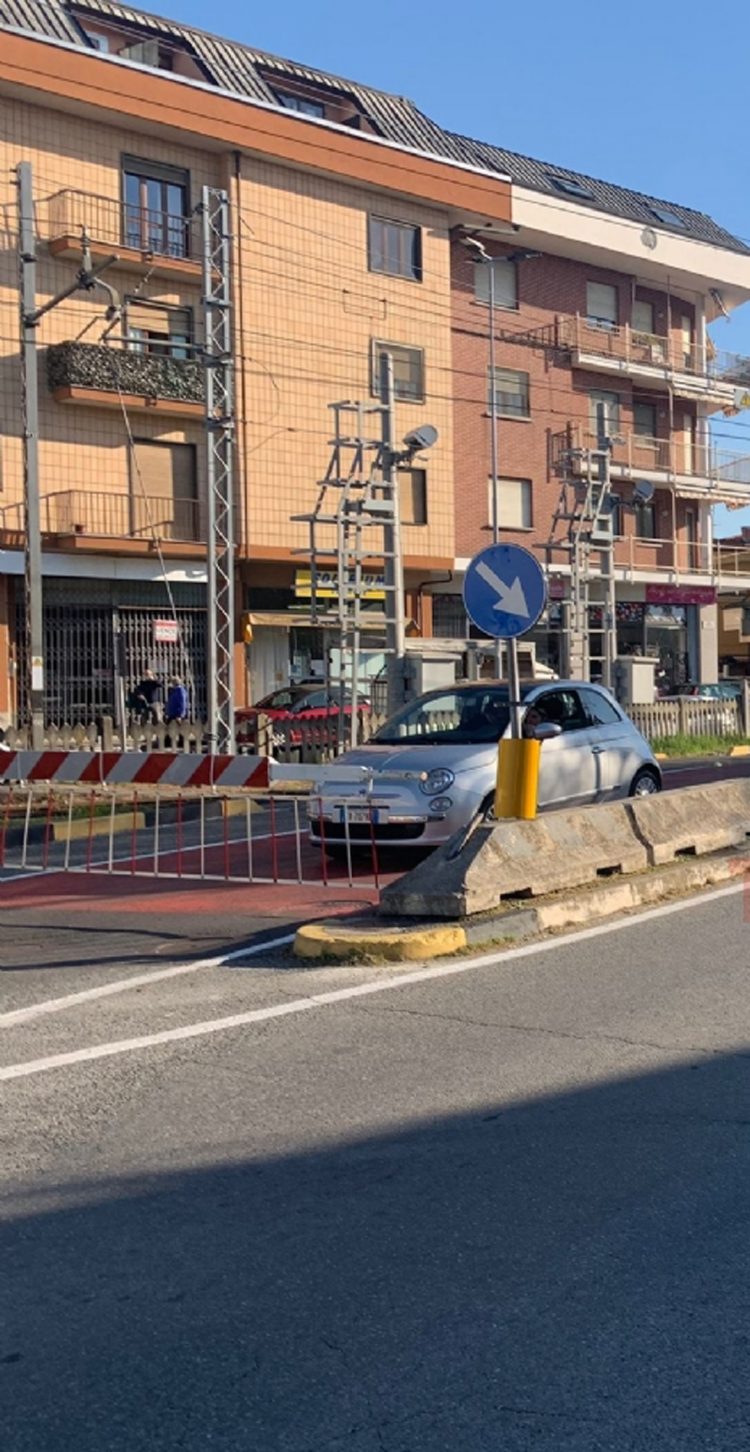 NICHELINO – Auto bloccata tra le sbarre del passaggio a livello: caos in via Torino