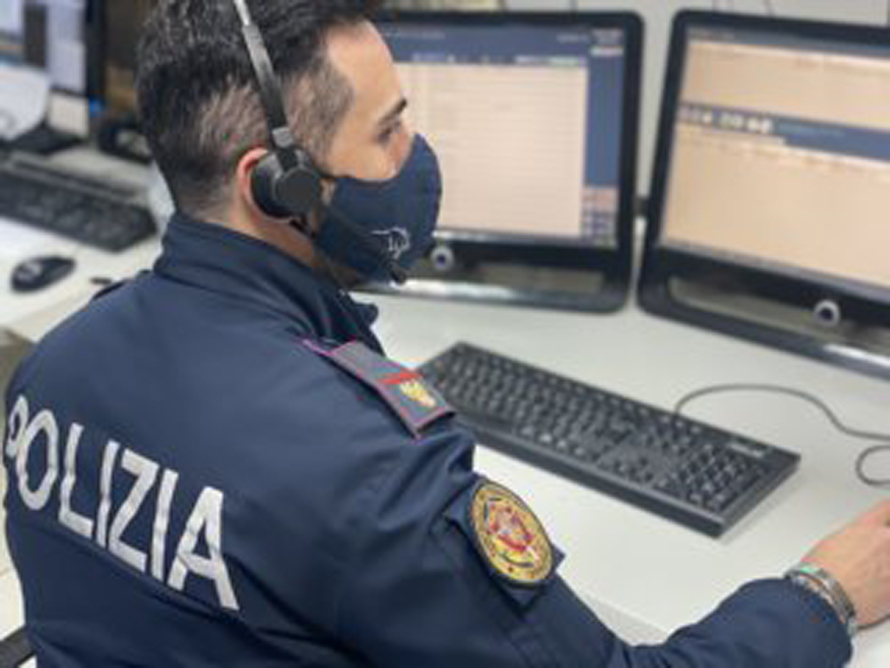 Novello Uomo Ragno fra i balconi. In realtà era un ladro Novello Uomo Ragno fra i balconi. In realtà era un ladro