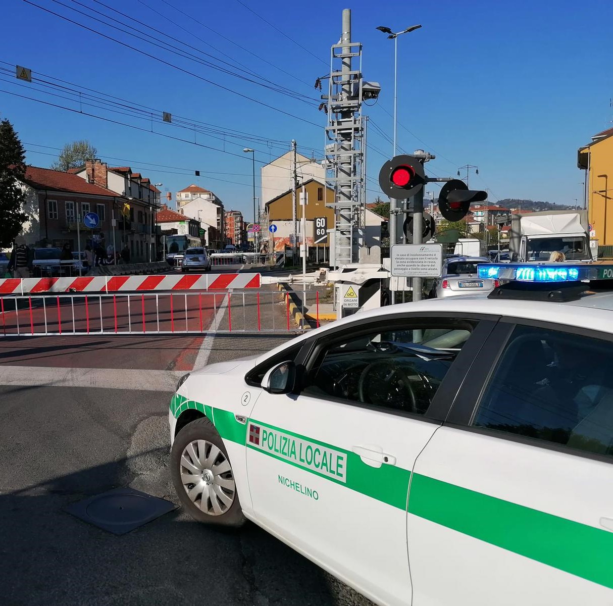 NICHELINO – Rischia una denuncia per interruzione di pubblico servizio la conducente dell’auto rimasta nel passaggio a livello