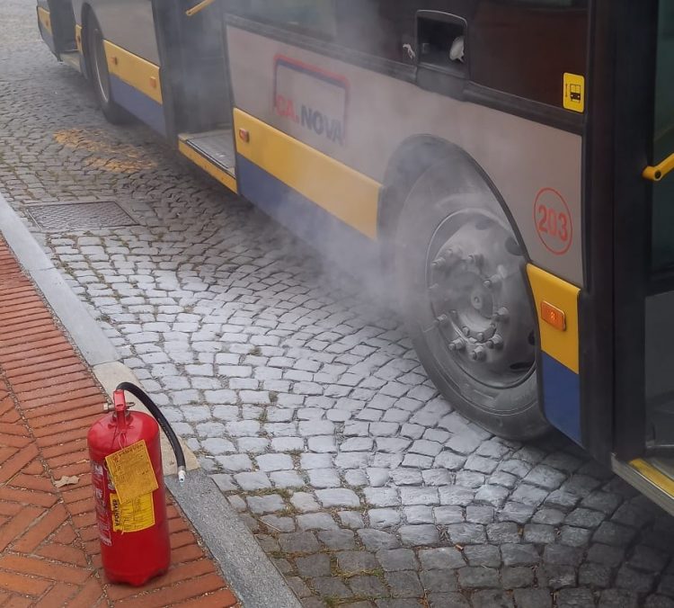 MONCALIERI – A fuoco i freni dell’autobus 39 al capolinea