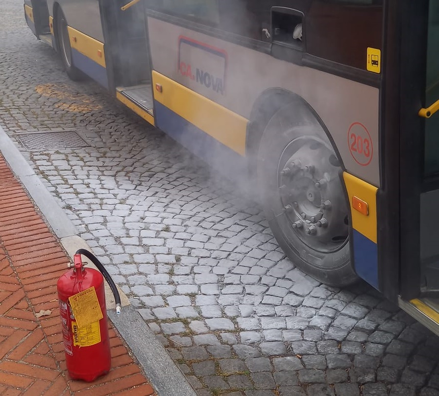 MONCALIERI – A fuoco i freni dell’autobus 39 al capolinea