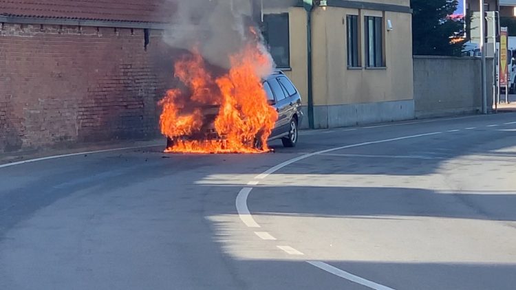 VINOVO – Brucia una macchina in movimento, paura in circonvallazione