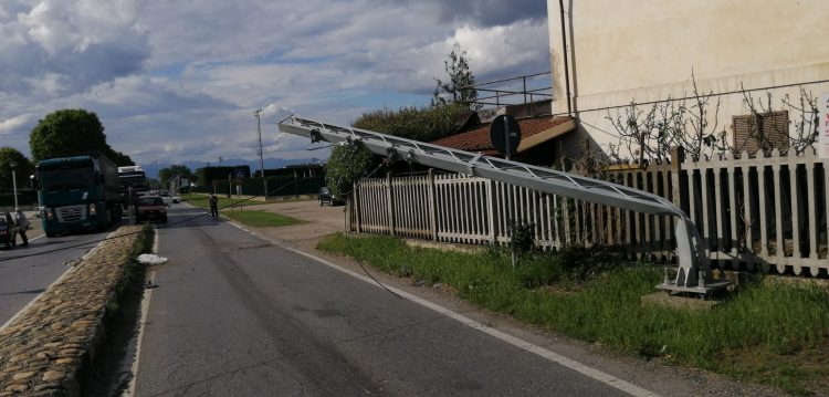 VINOVO – Camion abbatte un traliccio dell’alta tensione della ferrovia: traffico in tilt