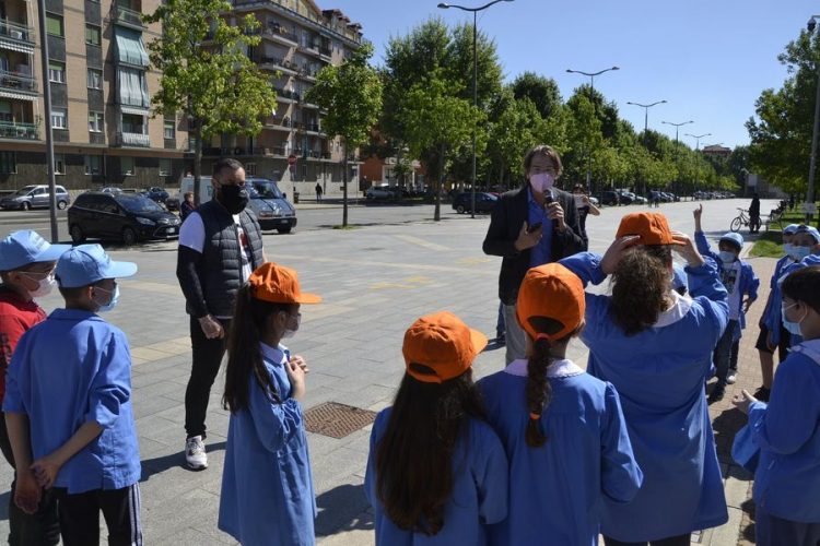 NICHELINO – Inaugurato il parco diffuso con i bimbi della De Amicis