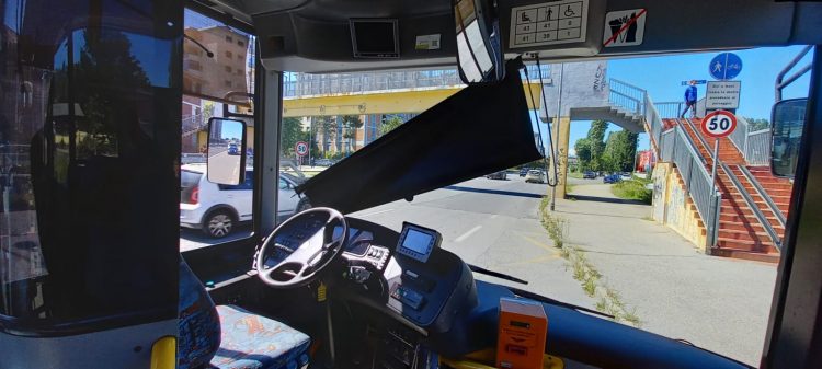 MONCALIERI – Cade la tendina parasole sul 45: l’autista per poco non esce di strada