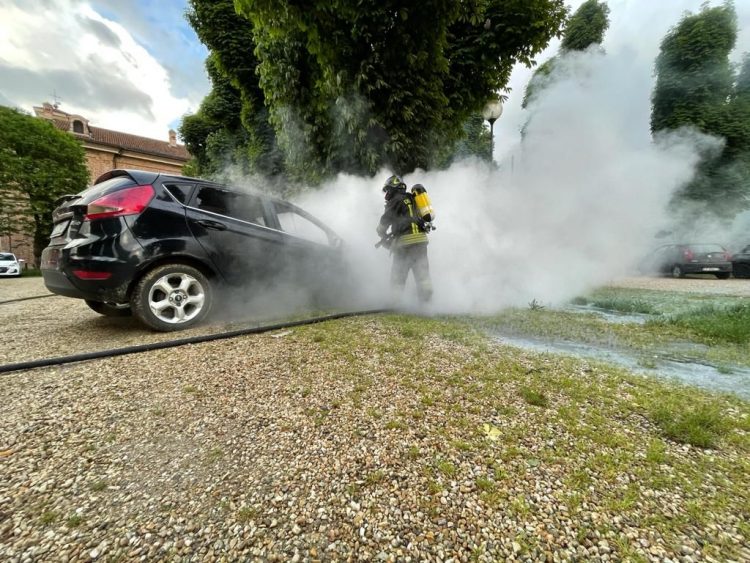 CARMAGNOLA – Incendio distrugge un’auto