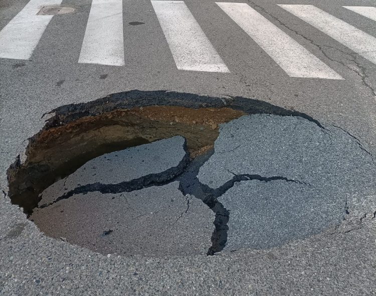 NICHELINO – Guasto alla tubatura Smat provoca una voragine in via Giacosa