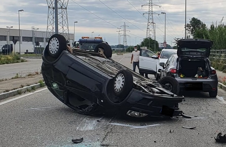 MONCALIERI – Incidente in corso Europa: auto ribaltata a causa di un’altra in sosta