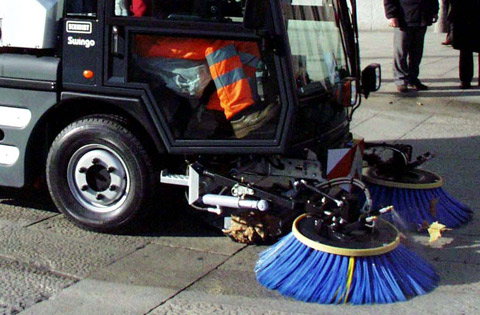 MONCALIERI – Su corso Roma un servizio sperimentale di pulizia strade