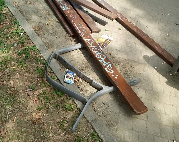 NICHELINO – Vandali in azione al parco di via I Maggio
