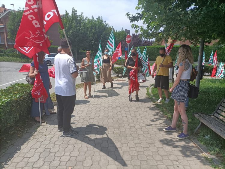 VINOVO – Sit-in dei lavoratori e sindacati alla Rsa Sereni Orizzonti