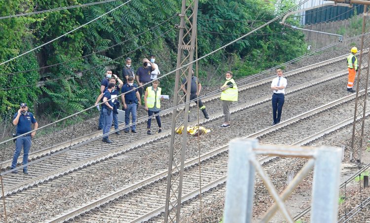MONCALIERI – Dramma sui binari: 18 enne si suicida contro il treno in transito